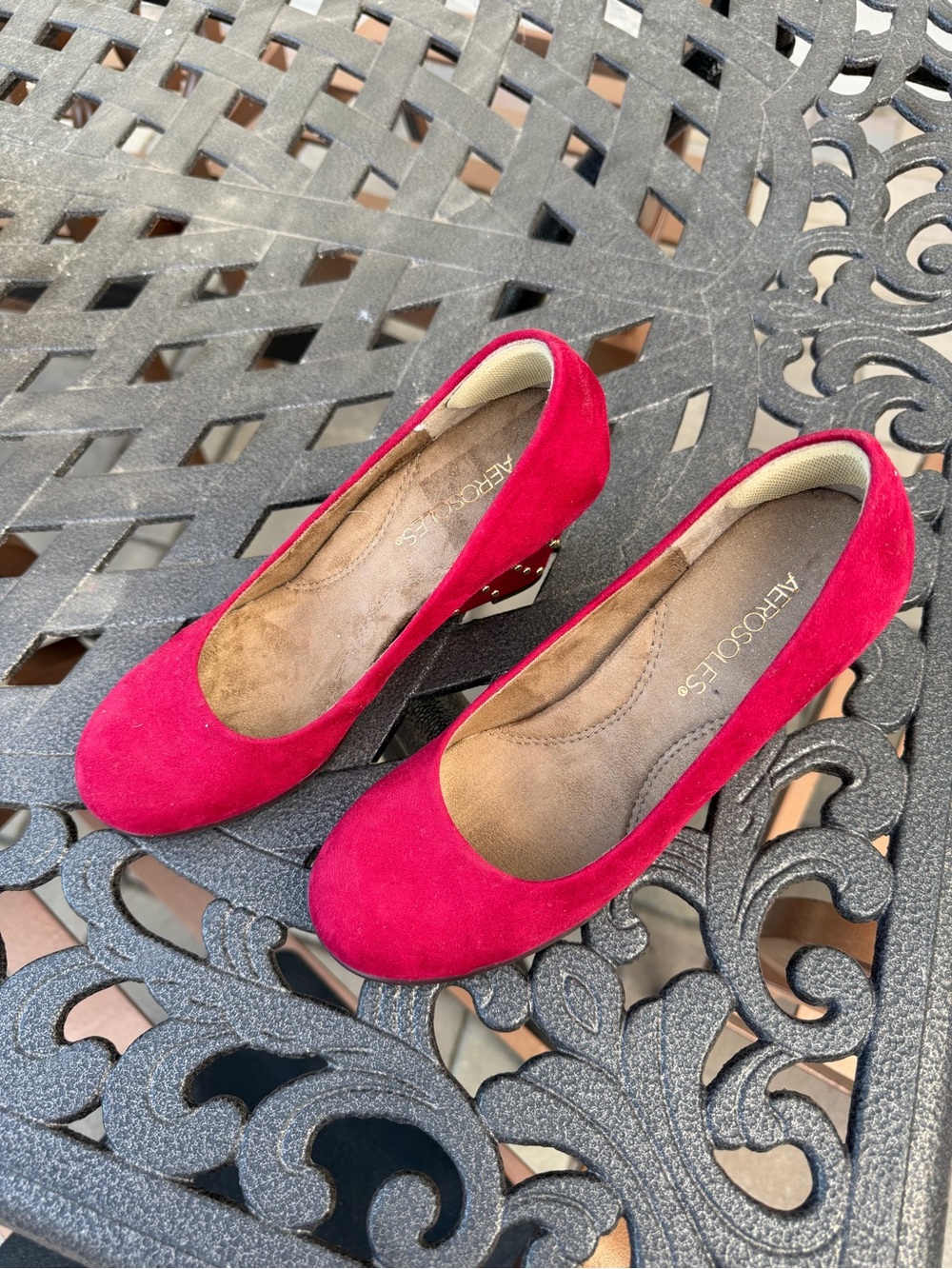 AEROSOLES Women's Bright Pink Suede Round-Toe Heels